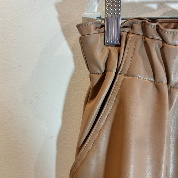 ABERCROMBIE &  FITCH Sz L Paperback Waist Drawstring Faux Leather Joggers Pants - Picture 3 of 9